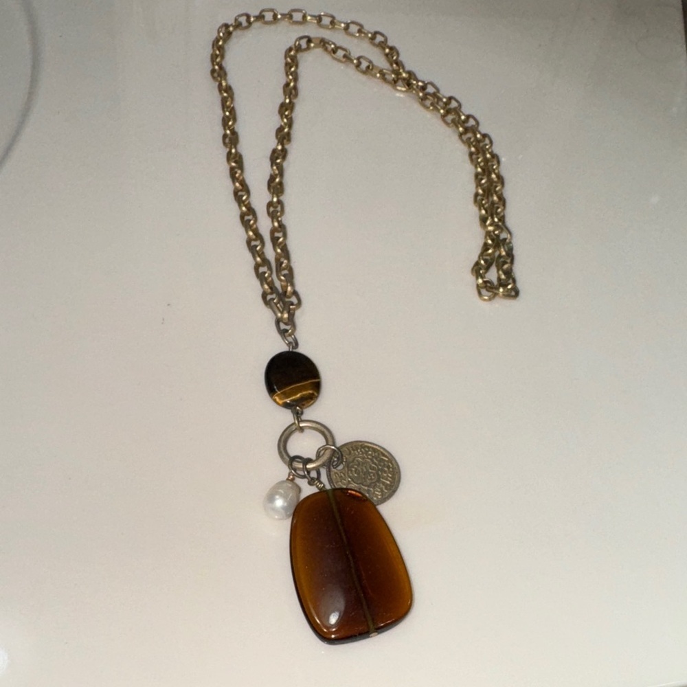 Elegant Gold and Brown Pendant Necklace